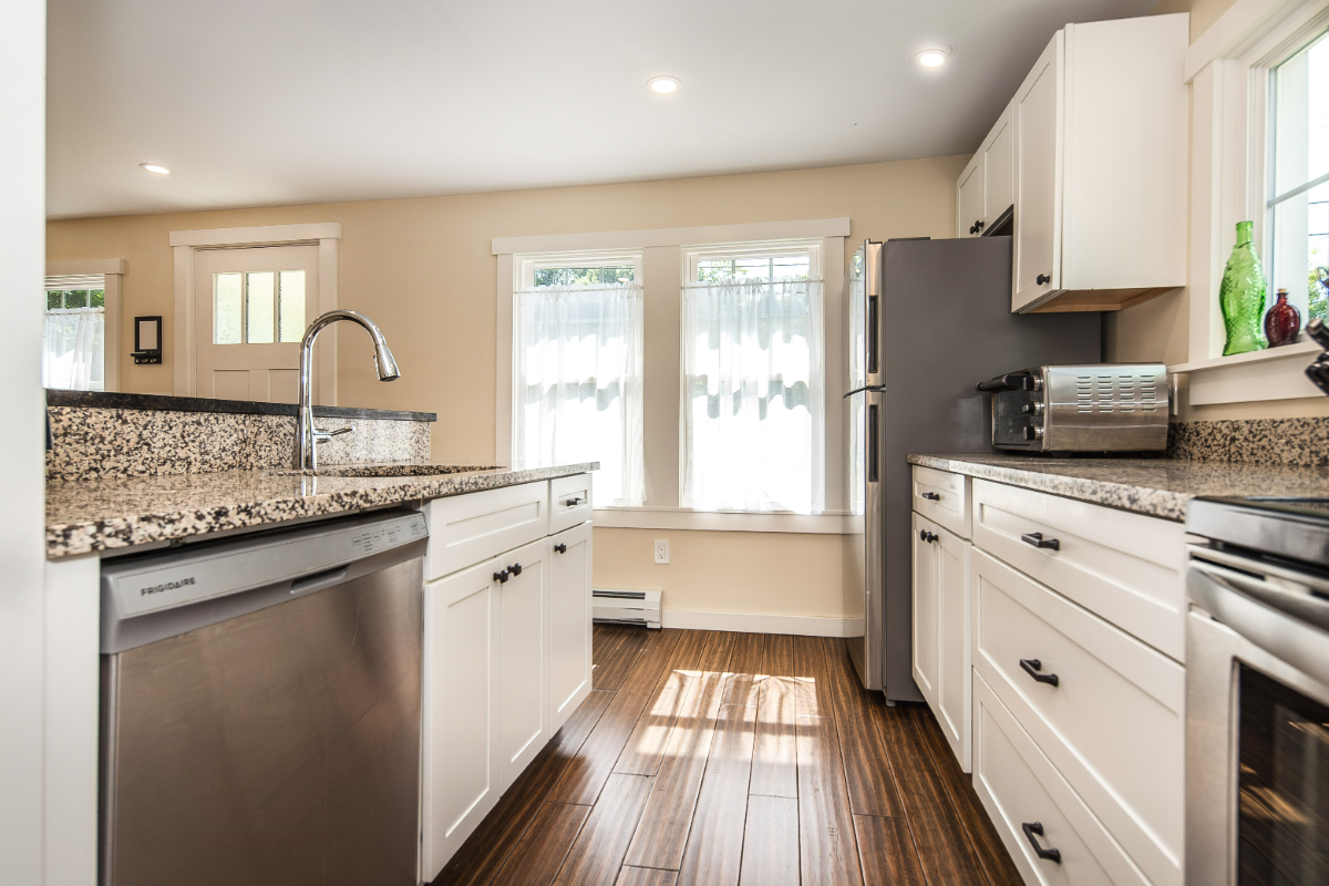 Charming, updated home in quiet Rutland neighborhood - Photo 8