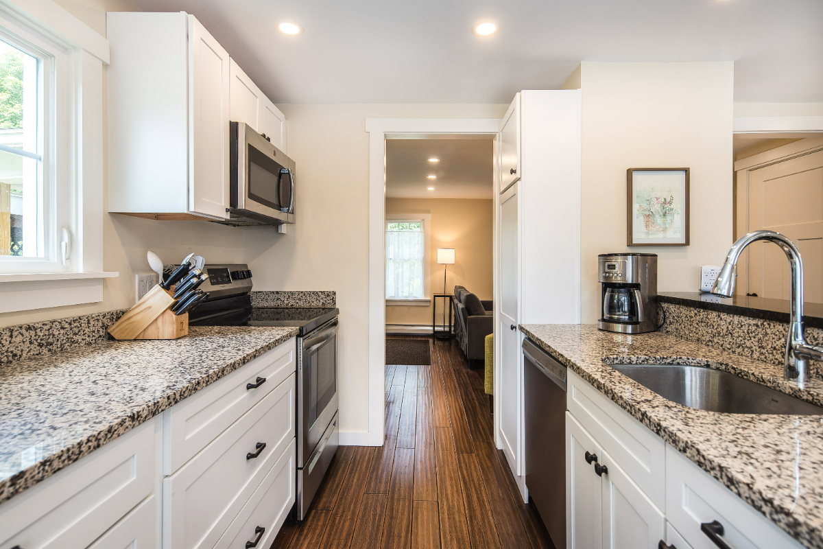 Charming, updated home in quiet Rutland neighborhood - Photo 10