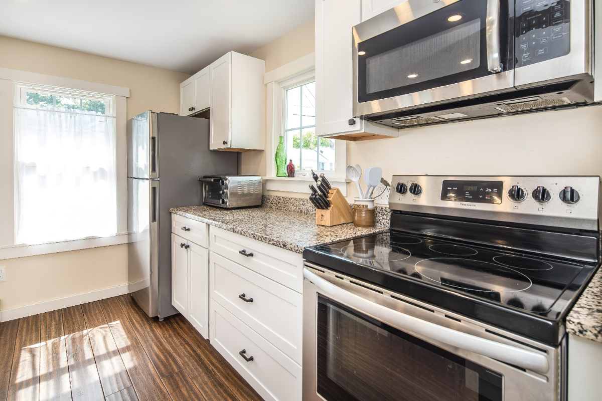 Charming, updated home in quiet Rutland neighborhood - Photo 9