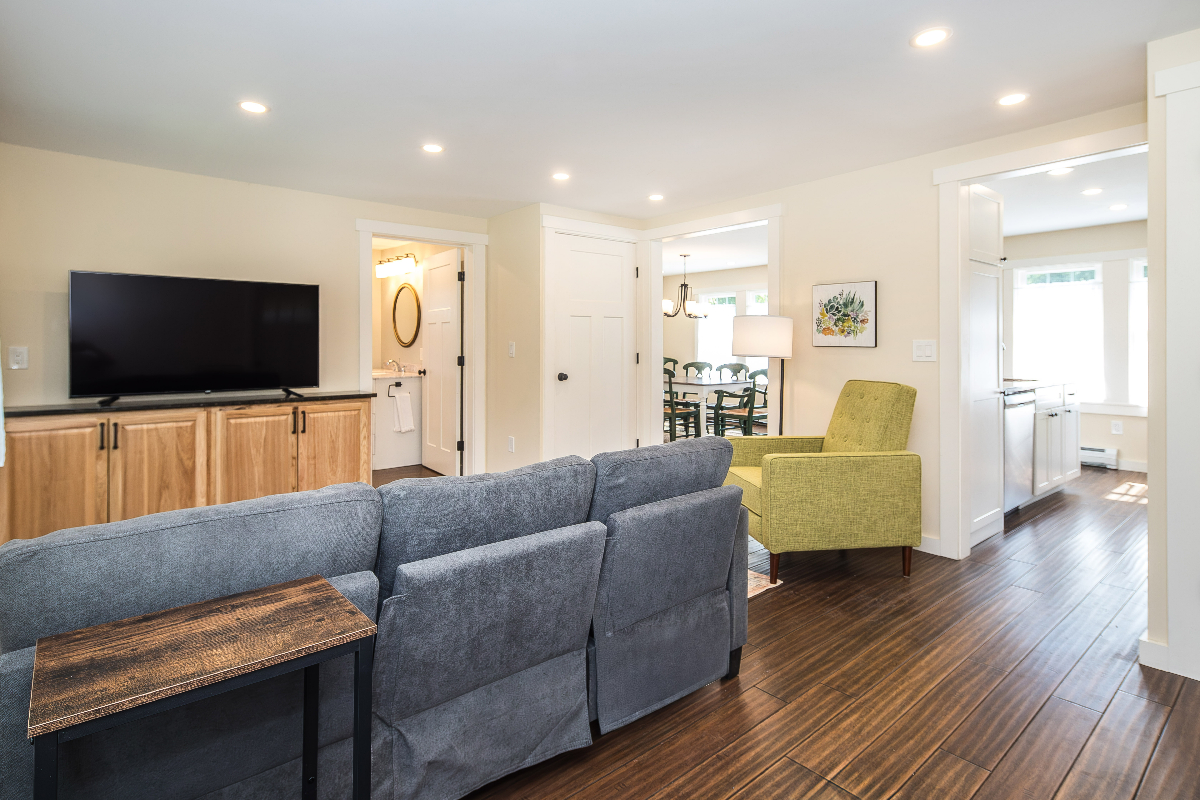 Charming, updated home in quiet Rutland neighborhood - Photo 7