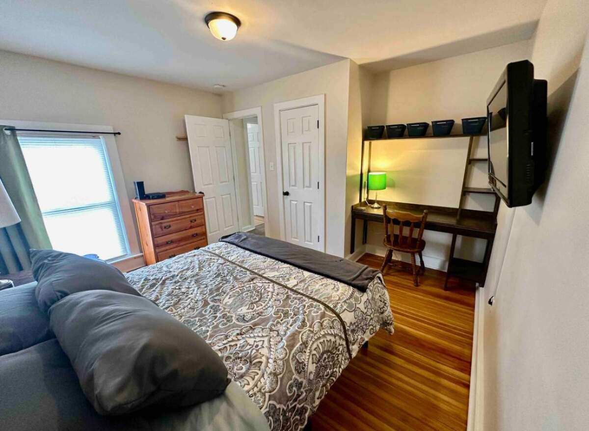 Walk to Hospital and Downtown Glens Falls - 2bd/1ba Apartment - Photo 1