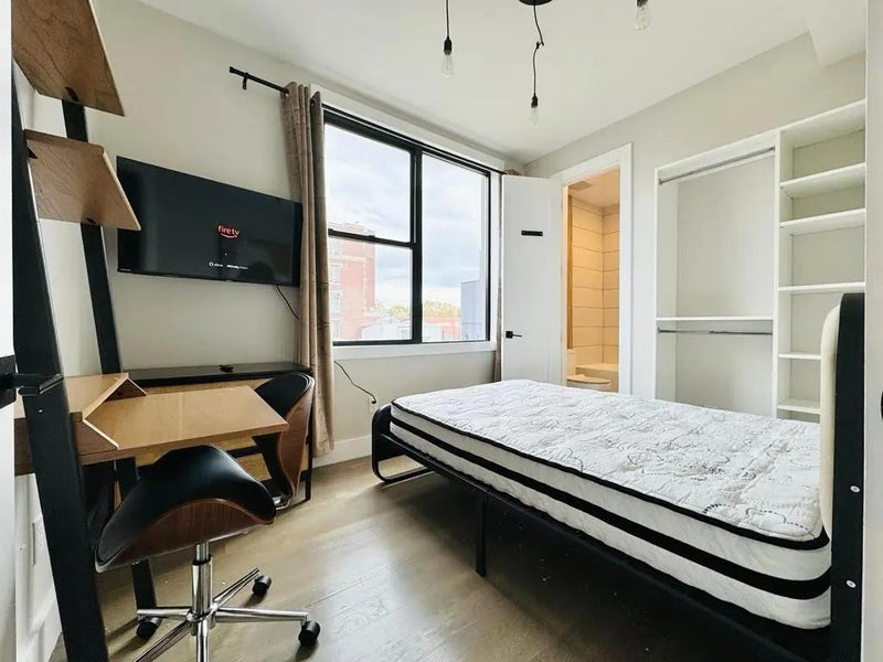 Bright bedroom with PRIVATE BATHROOM in Bushwick, Room 616 - Photo 7