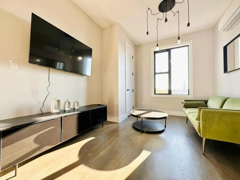 Bright bedroom with PRIVATE BATHROOM in Bushwick, Room 616 - Photo 10