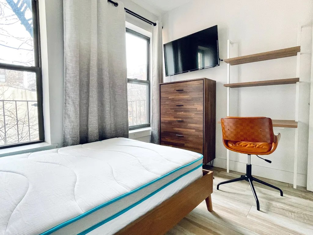 Prime Williamsburg HDTV Room, AC, Rooftop Room 141 - Photo 2