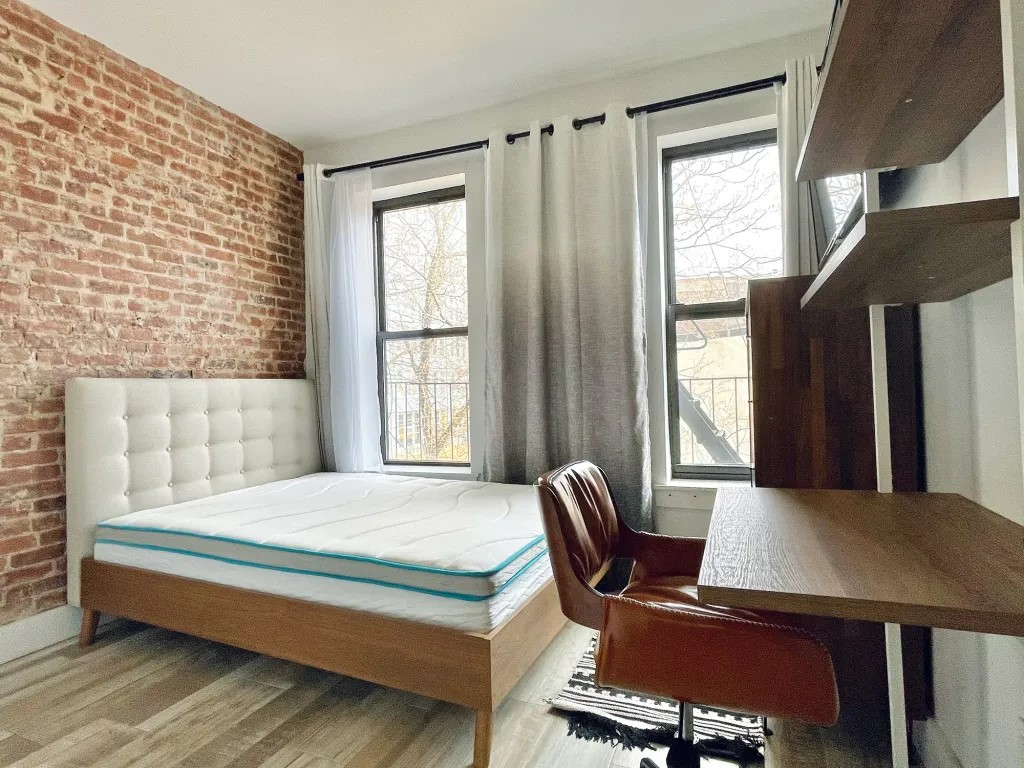 Prime Williamsburg HDTV Room, AC, Rooftop Room 141 - Photo 1