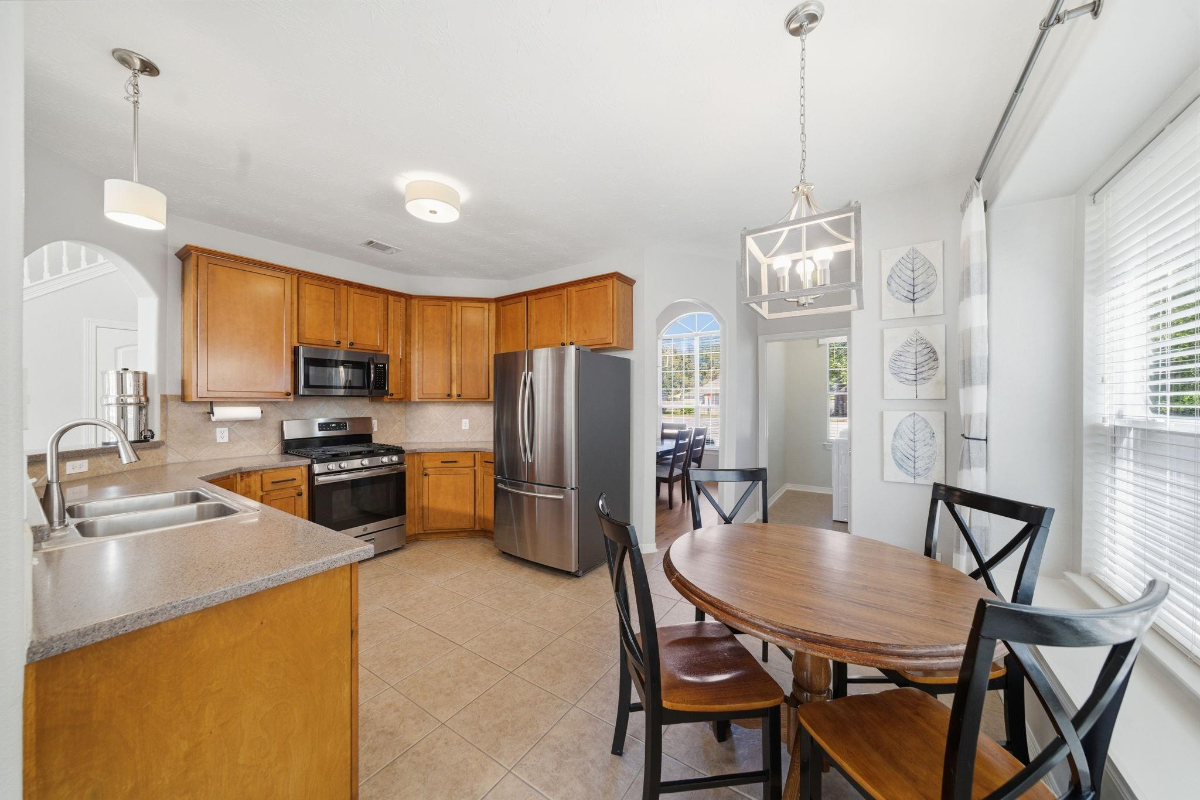 Amazing 4 bedroom home w media room close to major hospitals in The Woodlands/Tomball - Photo 7