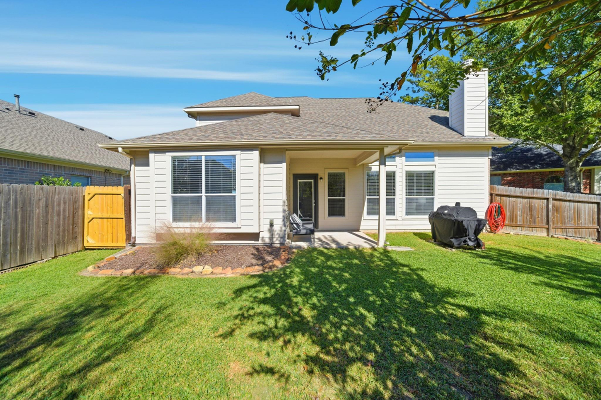 Amazing 4 bedroom home w media room close to major hospitals in The Woodlands/Tomball - Photo 4