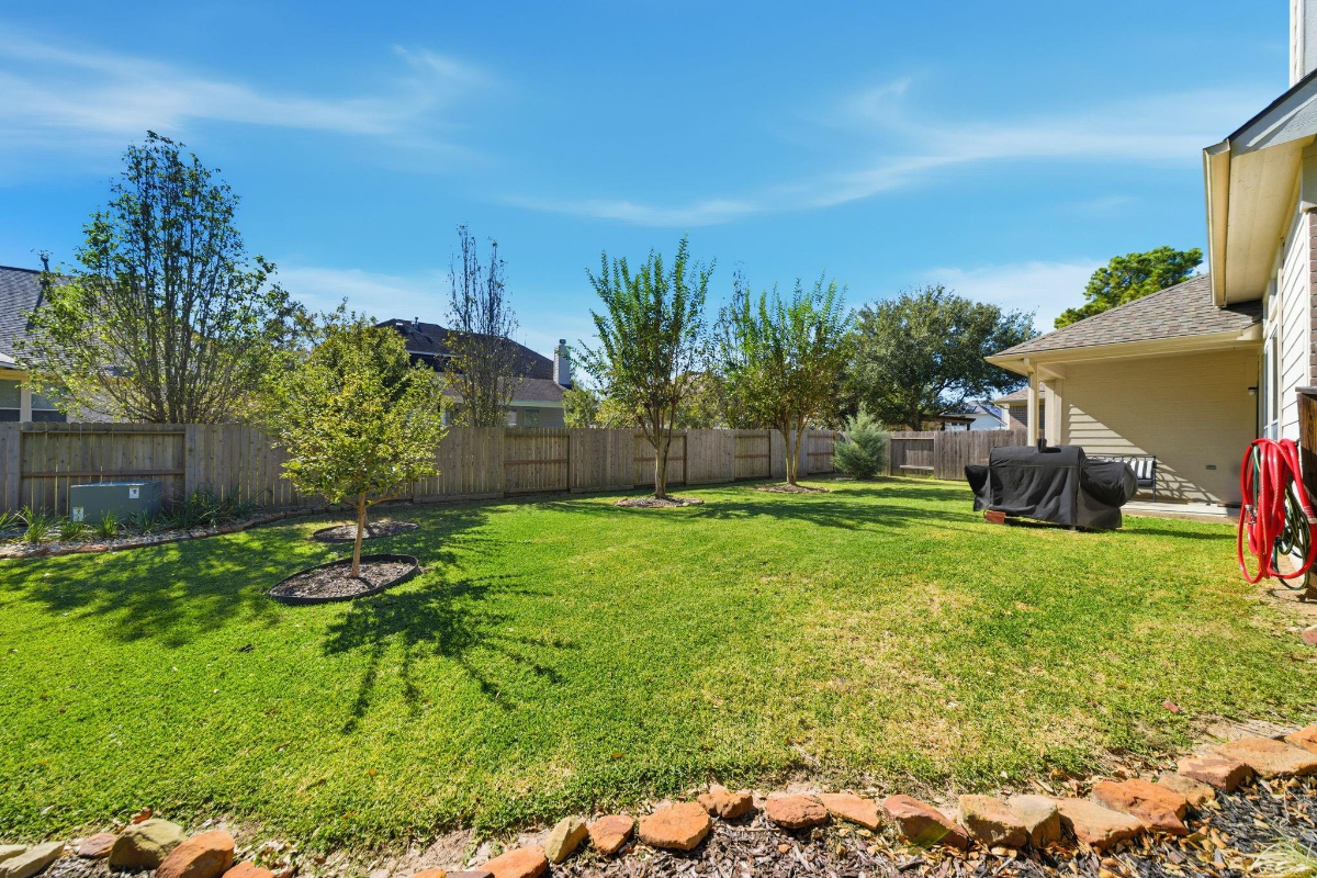 Amazing 4 bedroom home w media room close to major hospitals in The Woodlands/Tomball - Photo 5