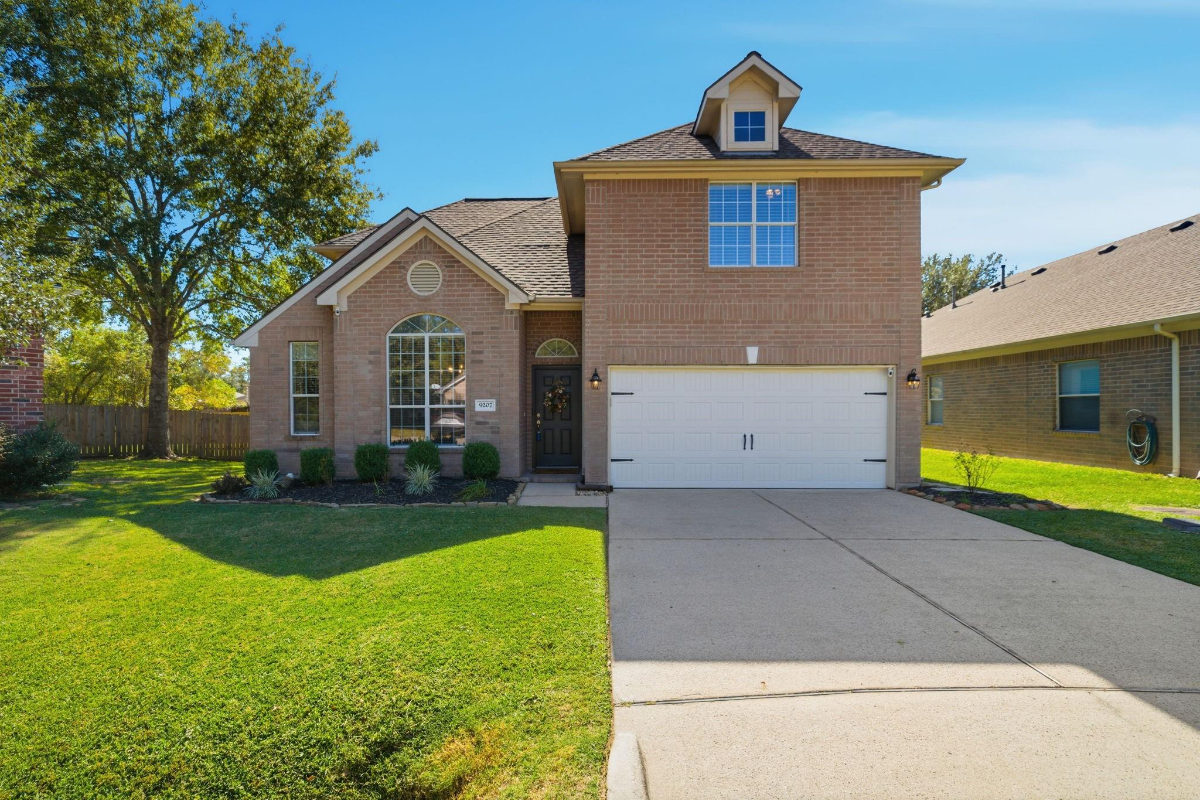 Amazing 4 bedroom home w media room close to major hospitals in The Woodlands/Tomball - Photo 3