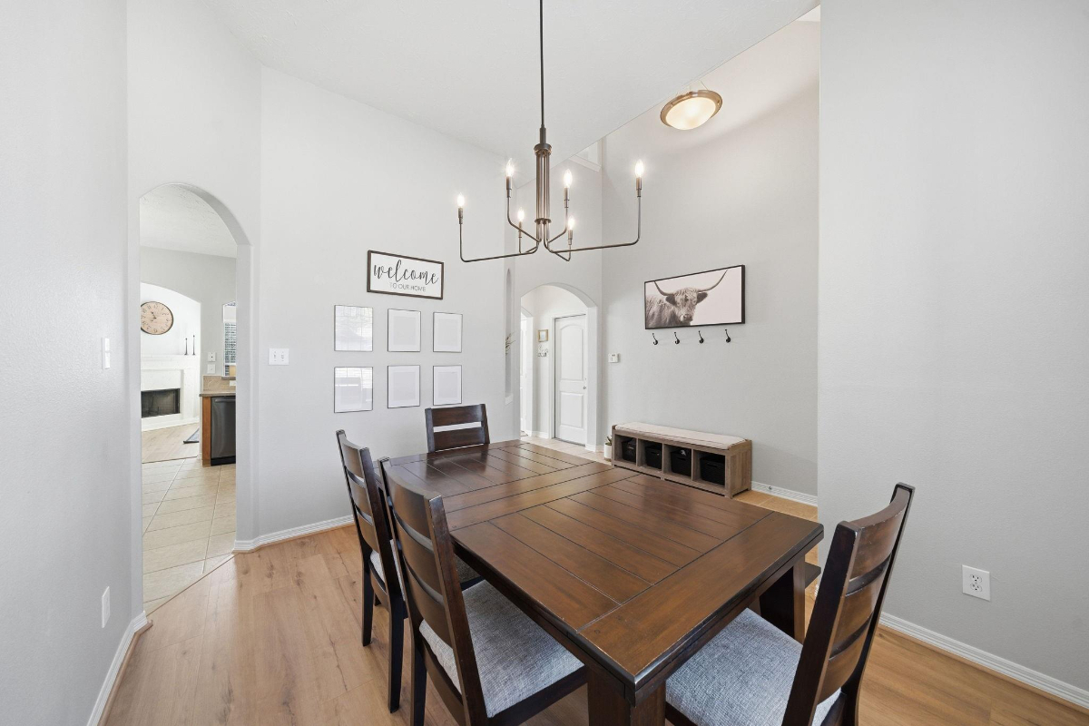 Amazing 4 bedroom home w media room close to major hospitals in The Woodlands/Tomball - Photo 10
