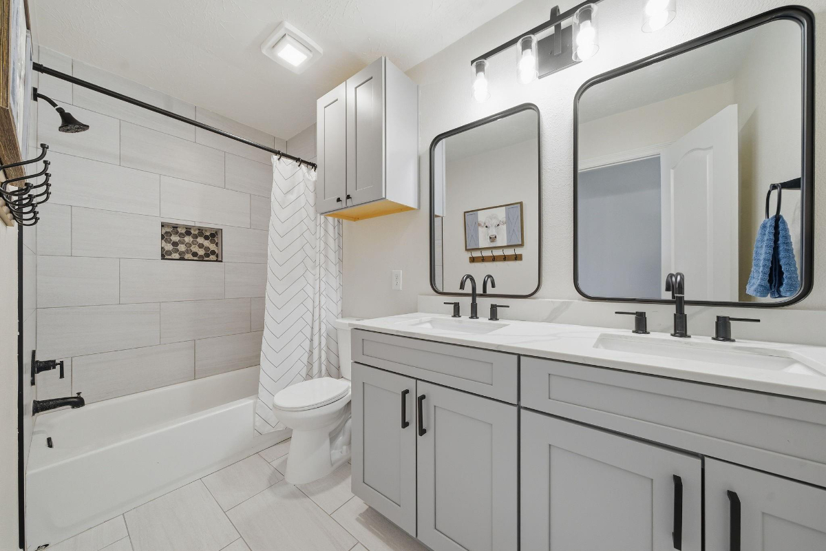 Amazing 4 bedroom home w media room close to major hospitals in The Woodlands/Tomball - Photo 11