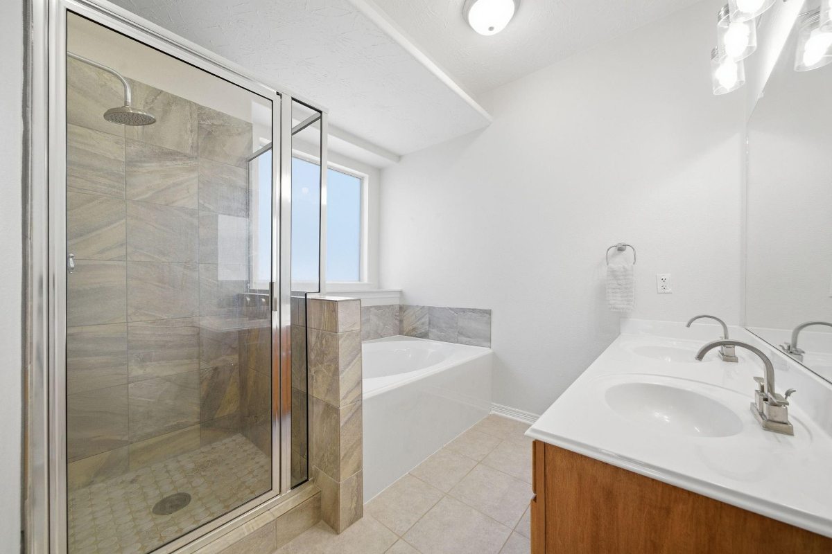 Amazing 4 bedroom home w media room close to major hospitals in The Woodlands/Tomball - Photo 12