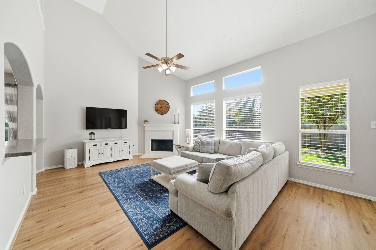 Amazing 4 bedroom home w media room close to major hospitals in The Woodlands/Tomball - Photo 2