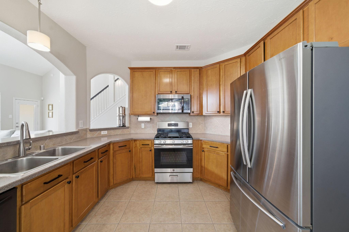Amazing 4 bedroom home w media room close to major hospitals in The Woodlands/Tomball - Photo 8