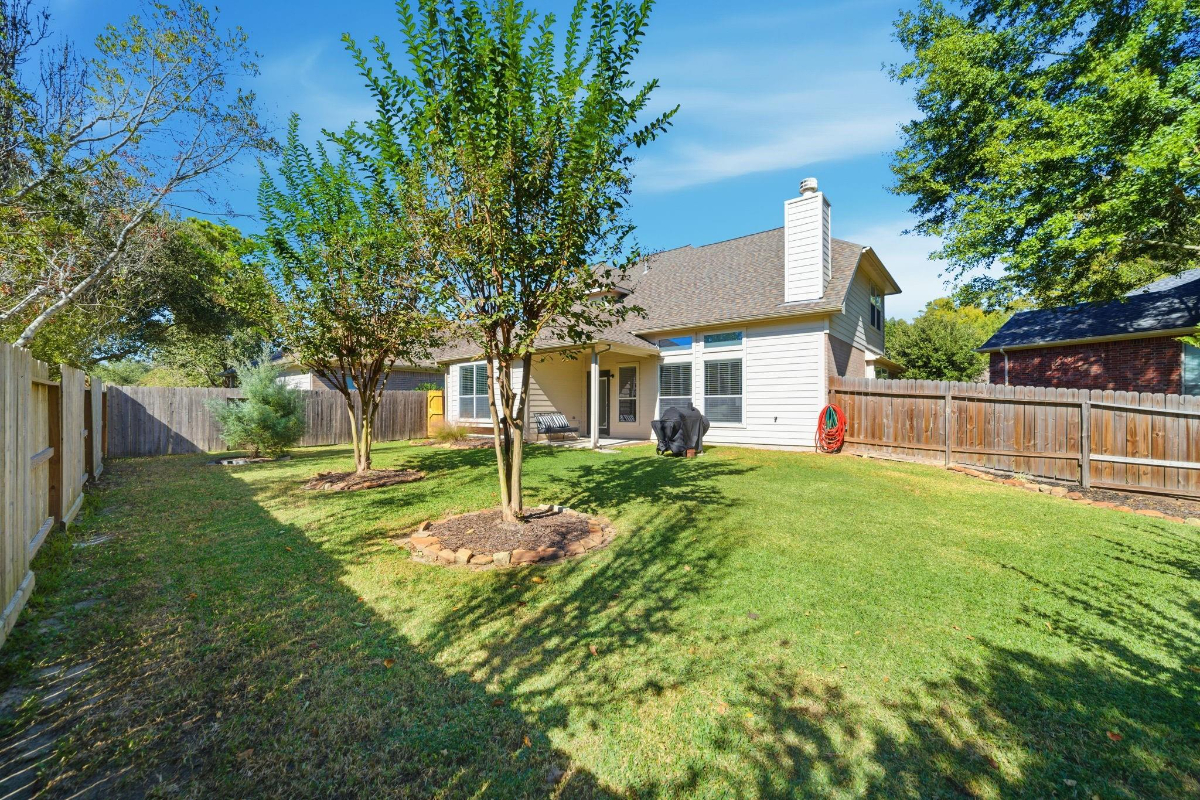 Amazing 4 bedroom home w media room close to major hospitals in The Woodlands/Tomball - Photo 6