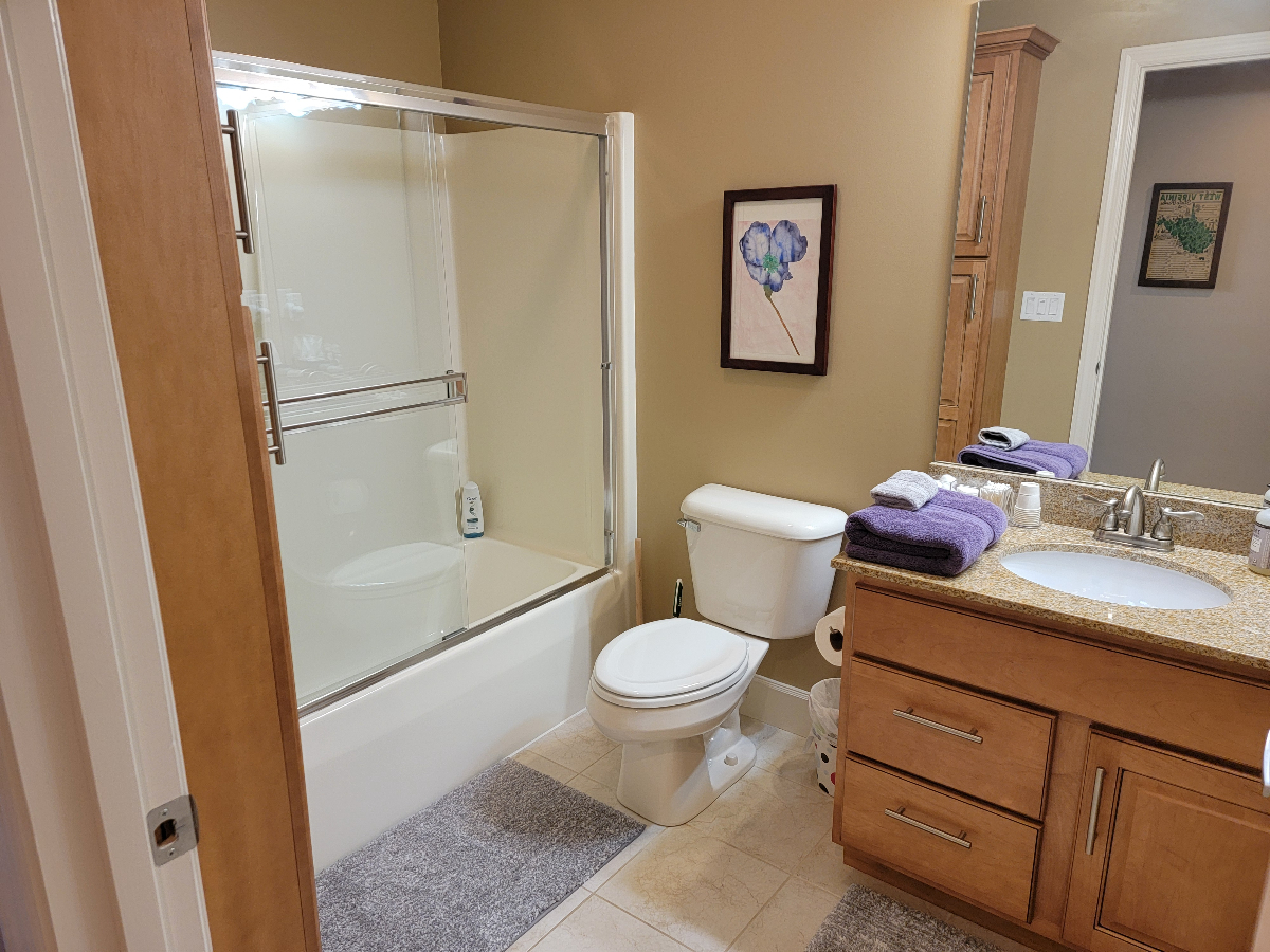 Quiet Townhome Near Hospitals - Photo 5