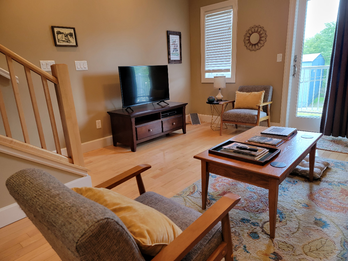 Quiet Townhome Near Hospitals - Photo 8