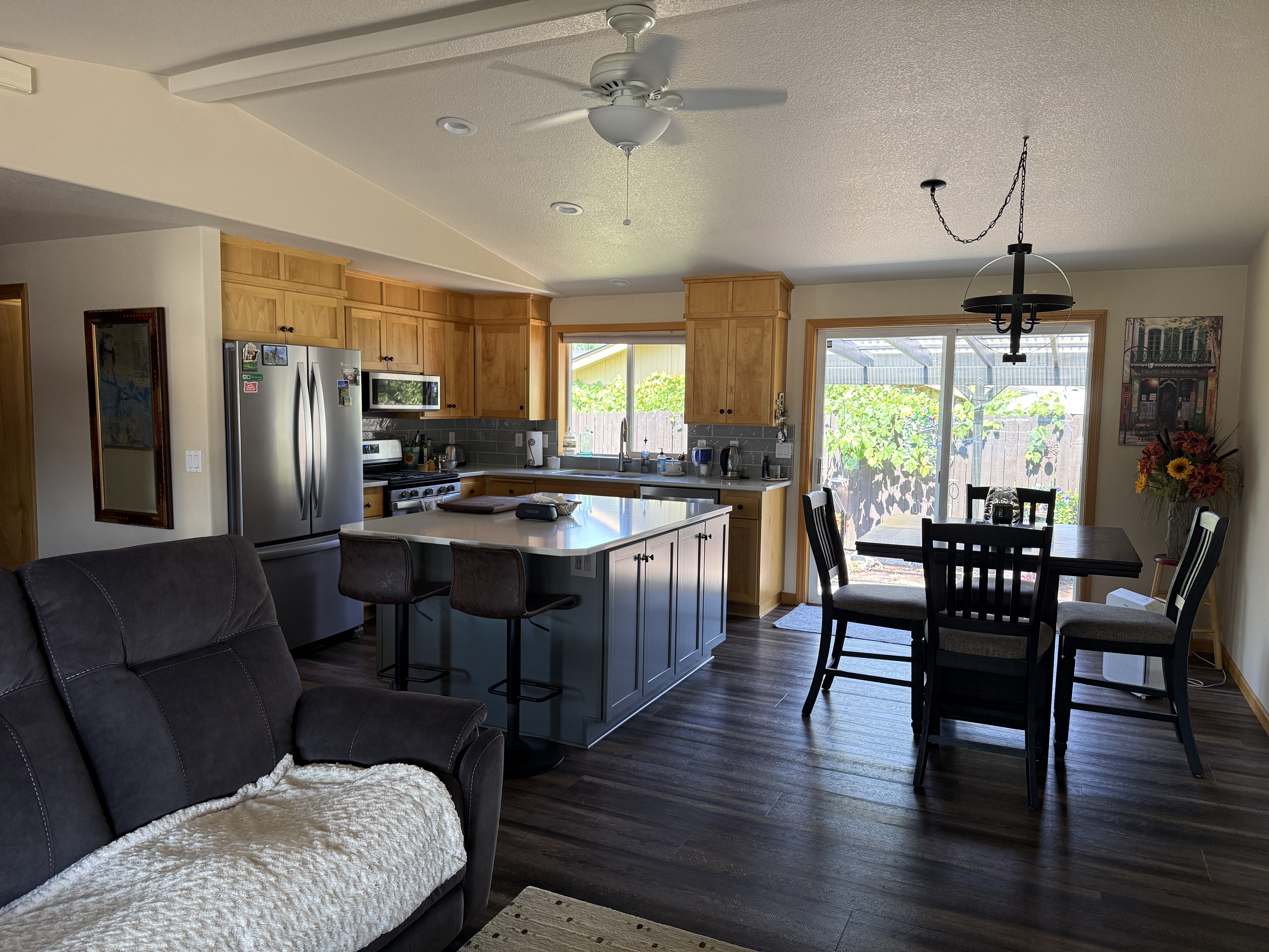 Fully furnished 2 bed (possible 3rd bedroom), 2 bath home in quiet NE Bend neighborhood - Photo 4