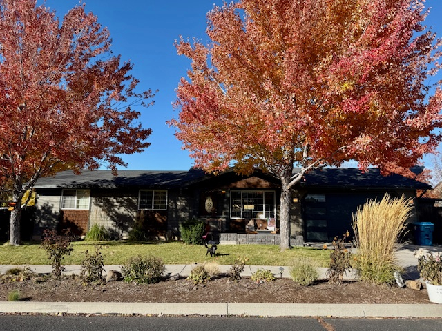 Fully furnished 2 bed (possible 3rd bedroom), 2 bath home in quiet NE Bend neighborhood - Photo 1