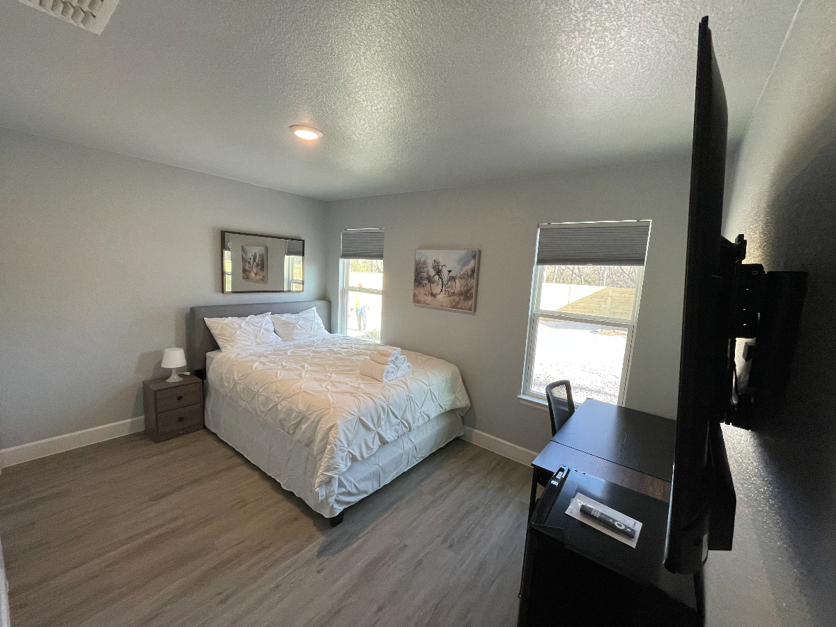 Domain M3 - Upgraded Queen Room All-In.  Easy access to Major Hospitals, Downtown, Tesla, Apple, Samsung, and all