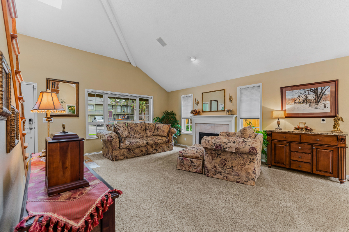 Centrally Located, Beautiful Entire 2 Bed/2.5 Bath Home in Quiet, Well-Established Neighborhood - Photo 6