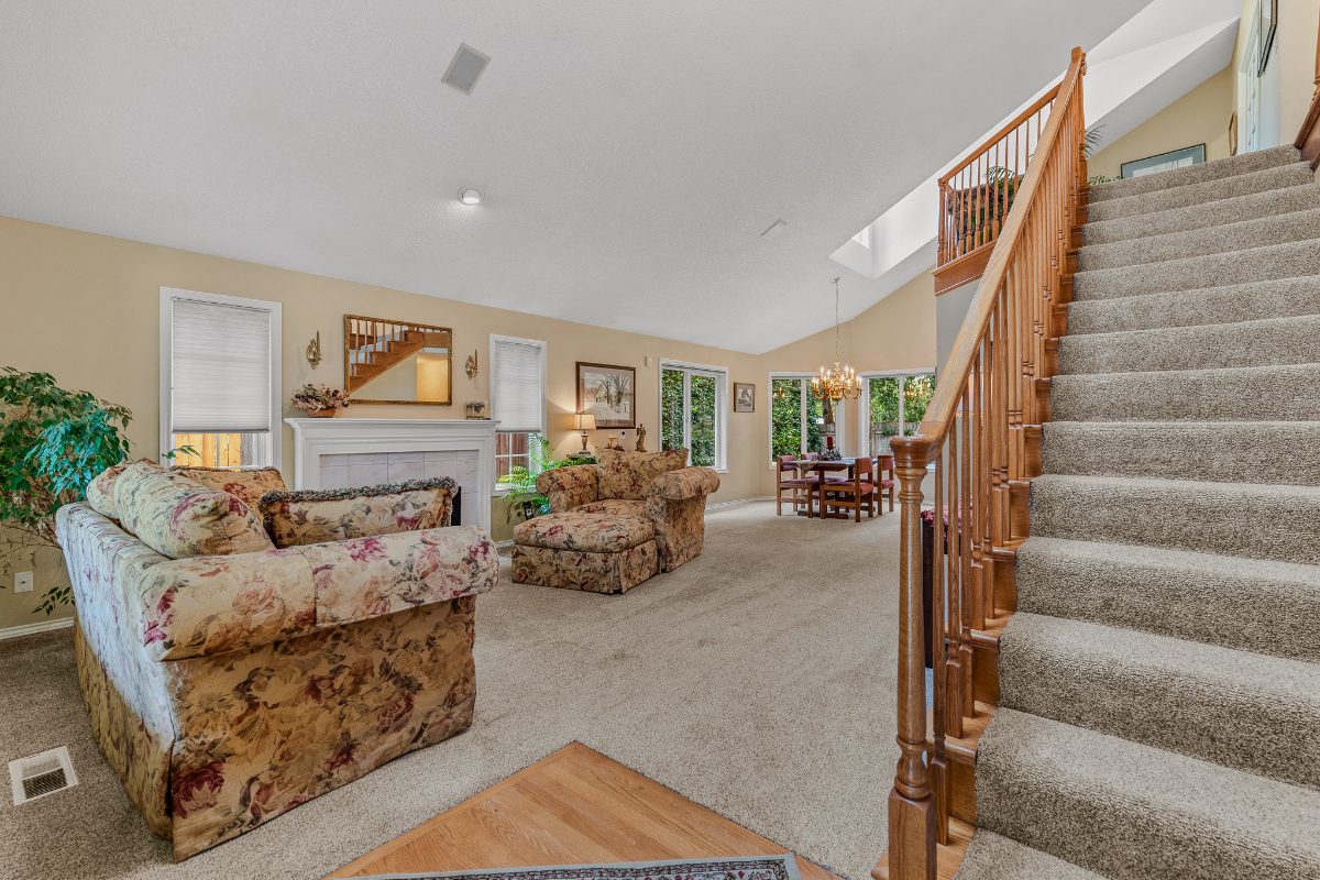 Centrally Located, Beautiful Entire 2 Bed/2.5 Bath Home in Quiet, Well-Established Neighborhood - Photo 4