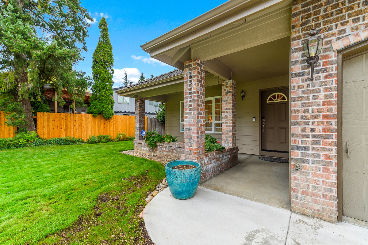 Centrally Located, Beautiful Entire 2 Bed/2.5 Bath Home in Quiet, Well-Established Neighborhood - Photo 3