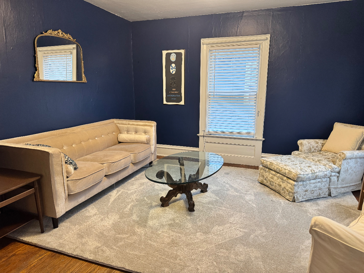 Fabulous upper floor 1 bedroom apartment - Photo 2