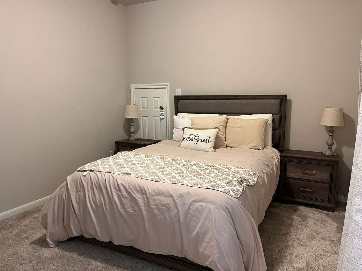 Cozy private room and bathroom in large home - Photo 1