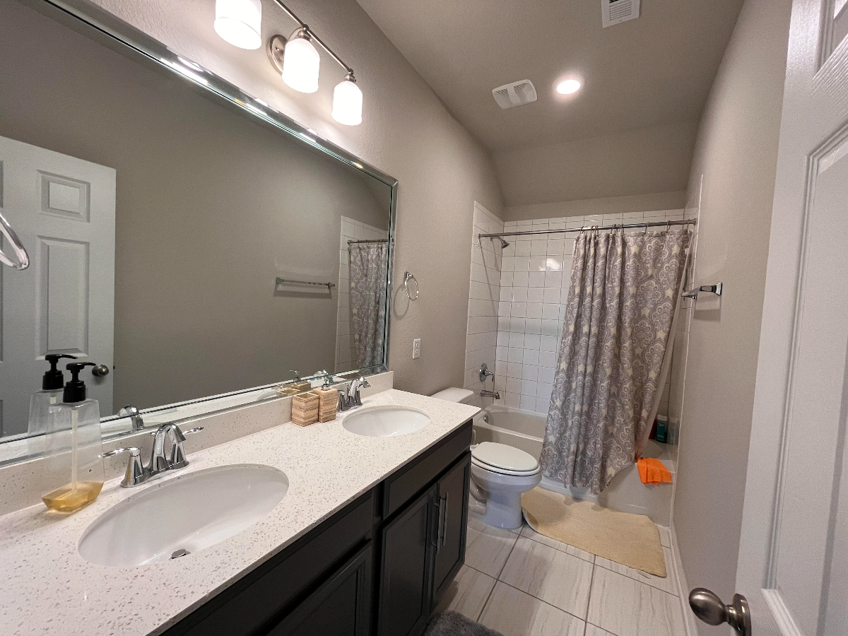 Cozy private room and bathroom in large home - Photo 2