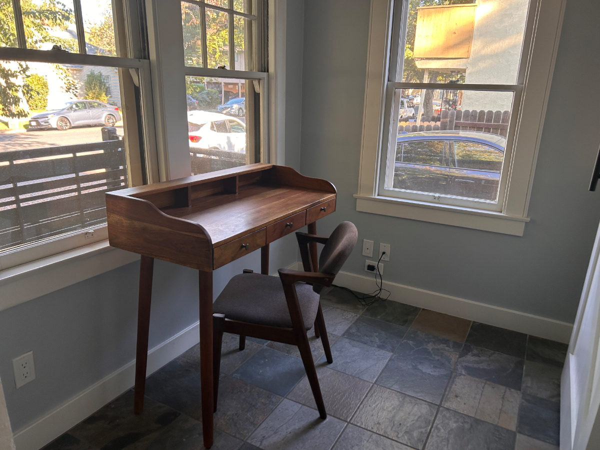 Cozy Corner House With Unmatched Walkability - Photo 6