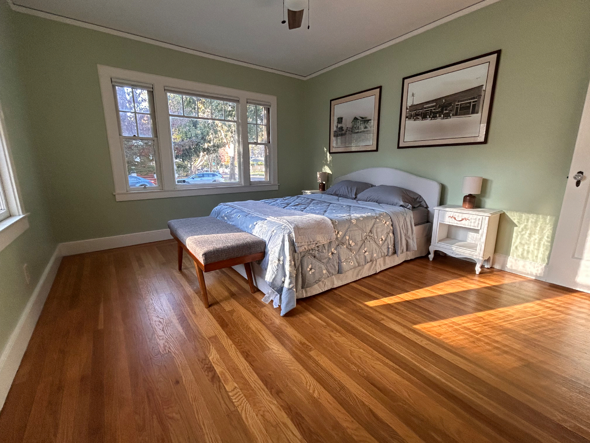 Cozy Corner House With Unmatched Walkability - Photo 4