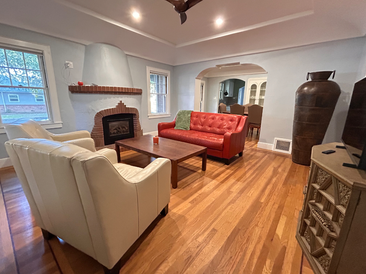 Cozy Corner House With Unmatched Walkability - Photo 5