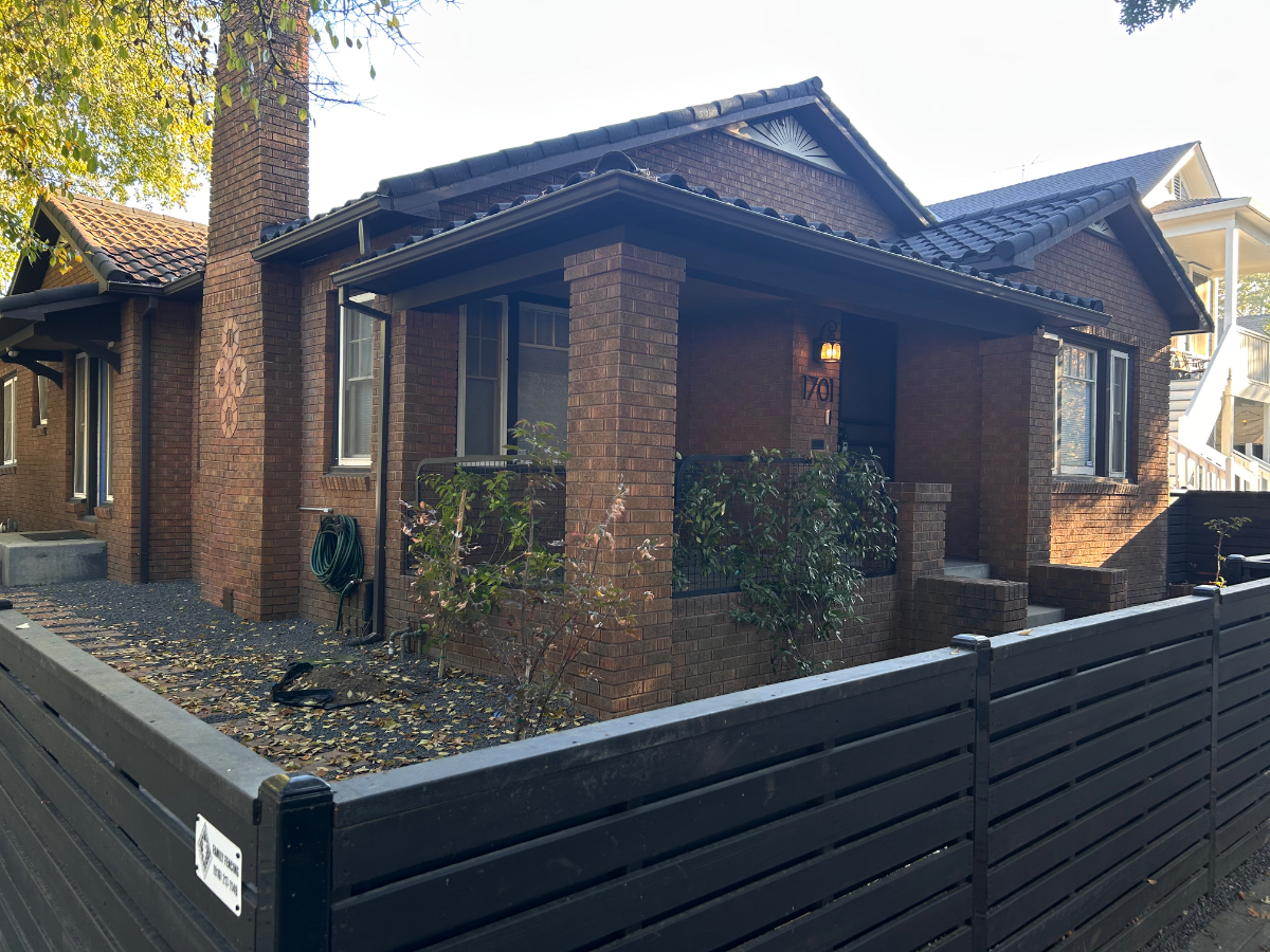 Cozy Corner House With Unmatched Walkability - Photo 2