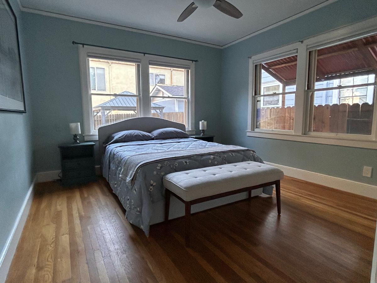 Cozy Corner House With Unmatched Walkability - Photo 3