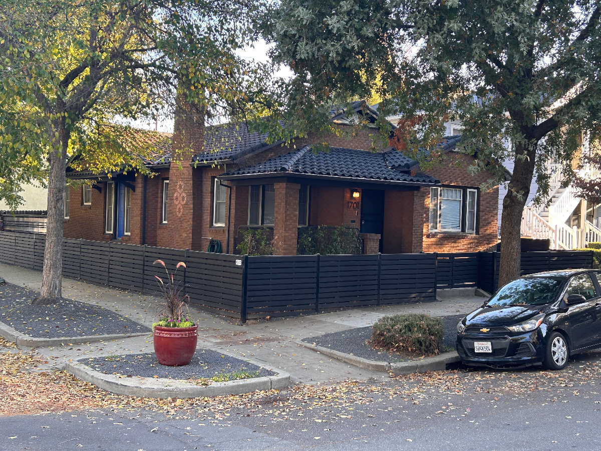 Cozy Corner House With Unmatched Walkability - Photo 1