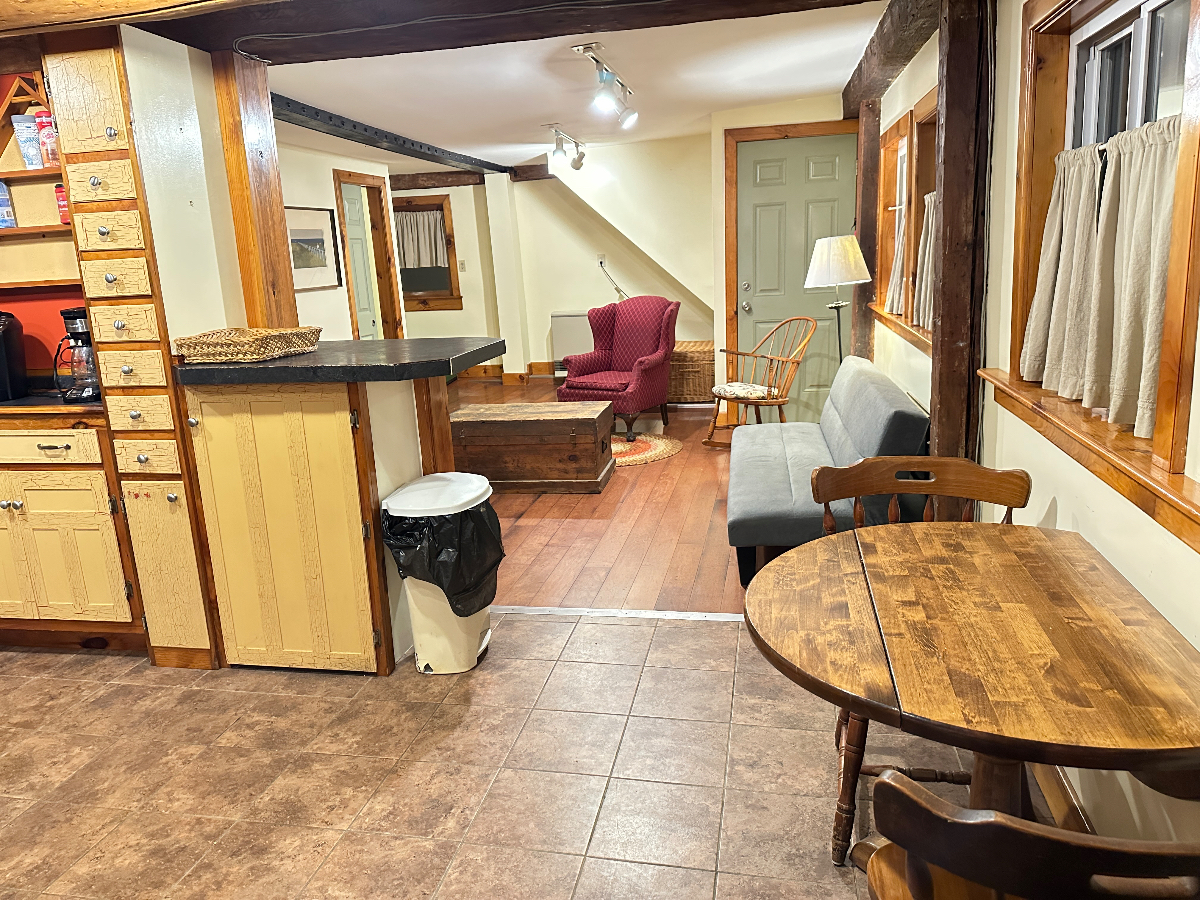 Furnished 1BR Apt Flexible Lease, Utilities Included, Near VT & NH Hospitals - Photo 5