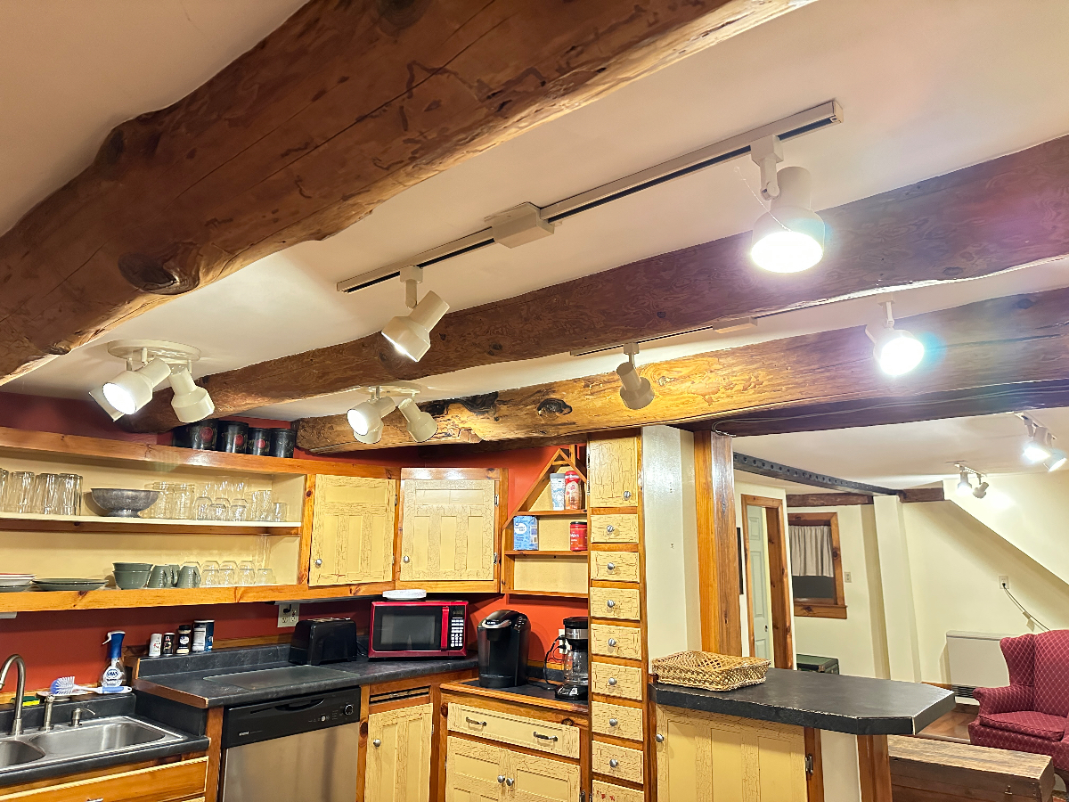 Furnished 1BR Apt Flexible Lease, Utilities Included, Near VT & NH Hospitals - Photo 4