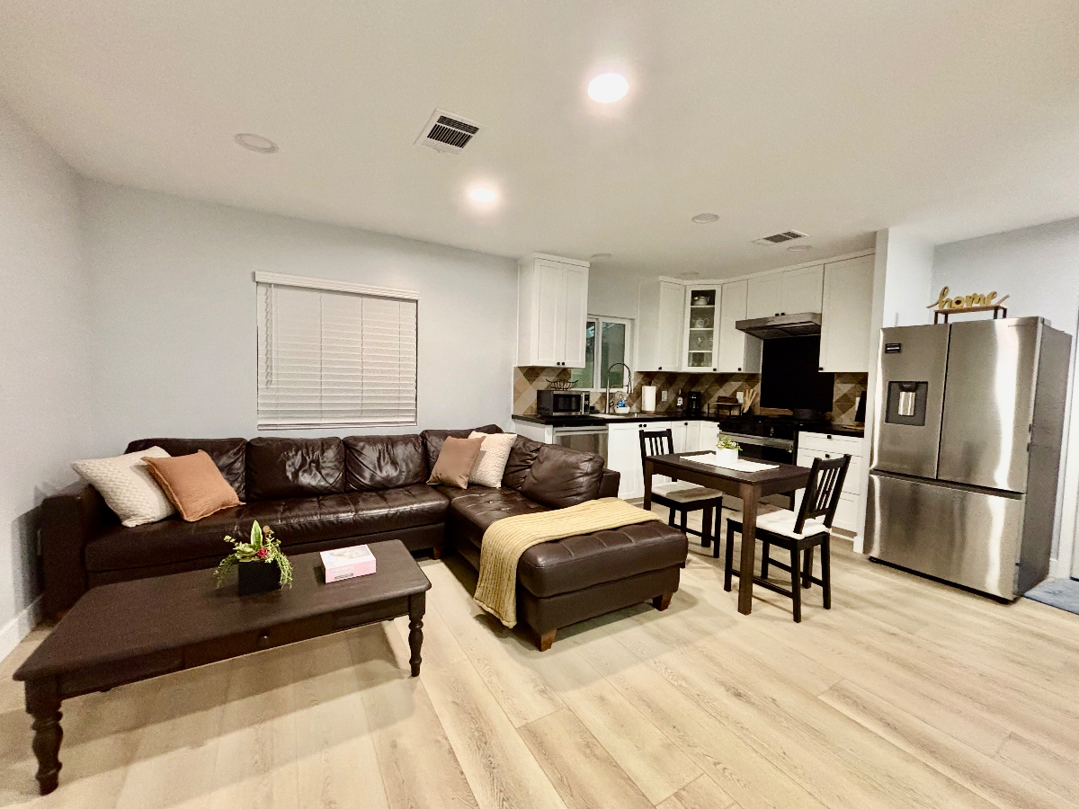 Modern Charming 1-Bedroom, 1-Bath Back House with Private Entrance