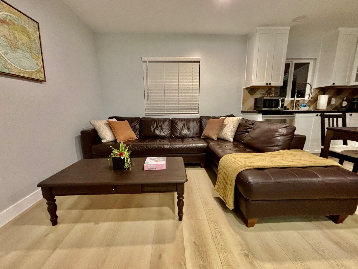 Modern Charming 1-Bedroom, 1-Bath Back House with Private Entrance - Photo 4