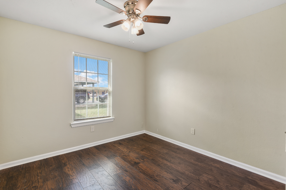 Freshly Renovated Home close to Oil Companies and Hospital on Huge Lot - Photo 5