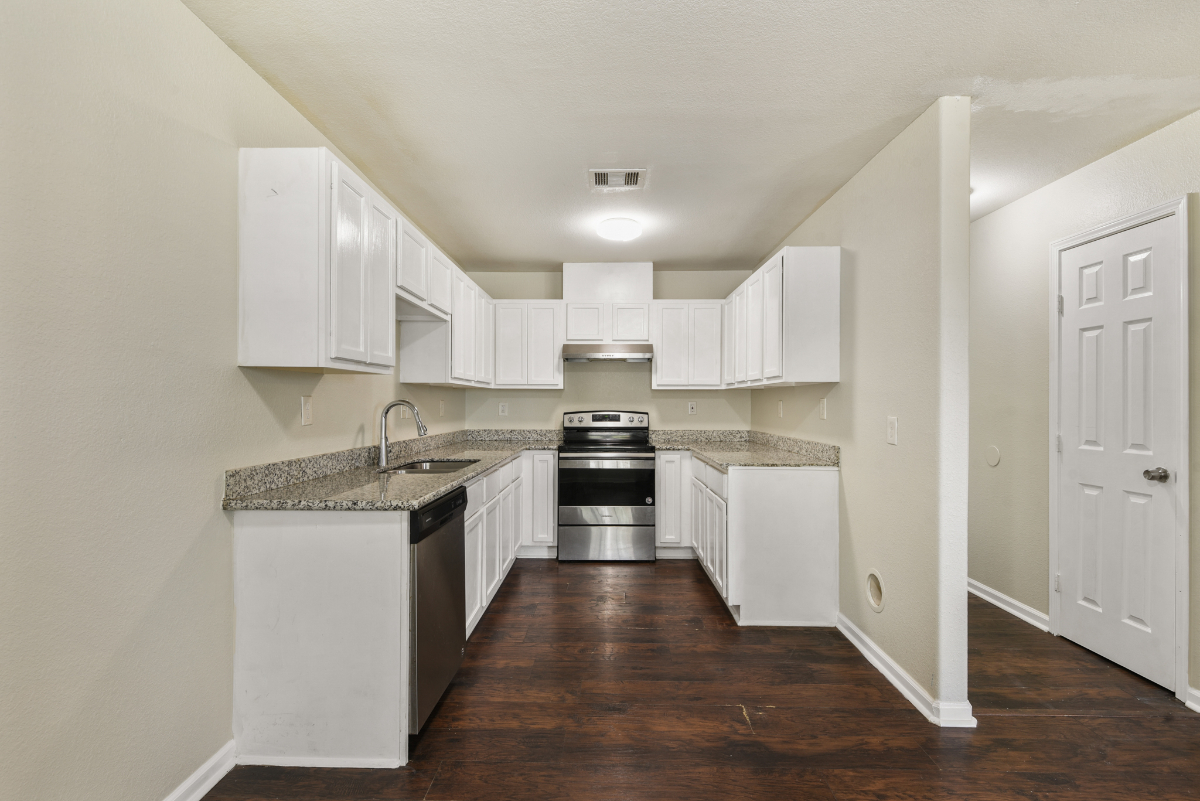 Freshly Renovated Home close to Oil Companies and Hospital on Huge Lot - Photo 4