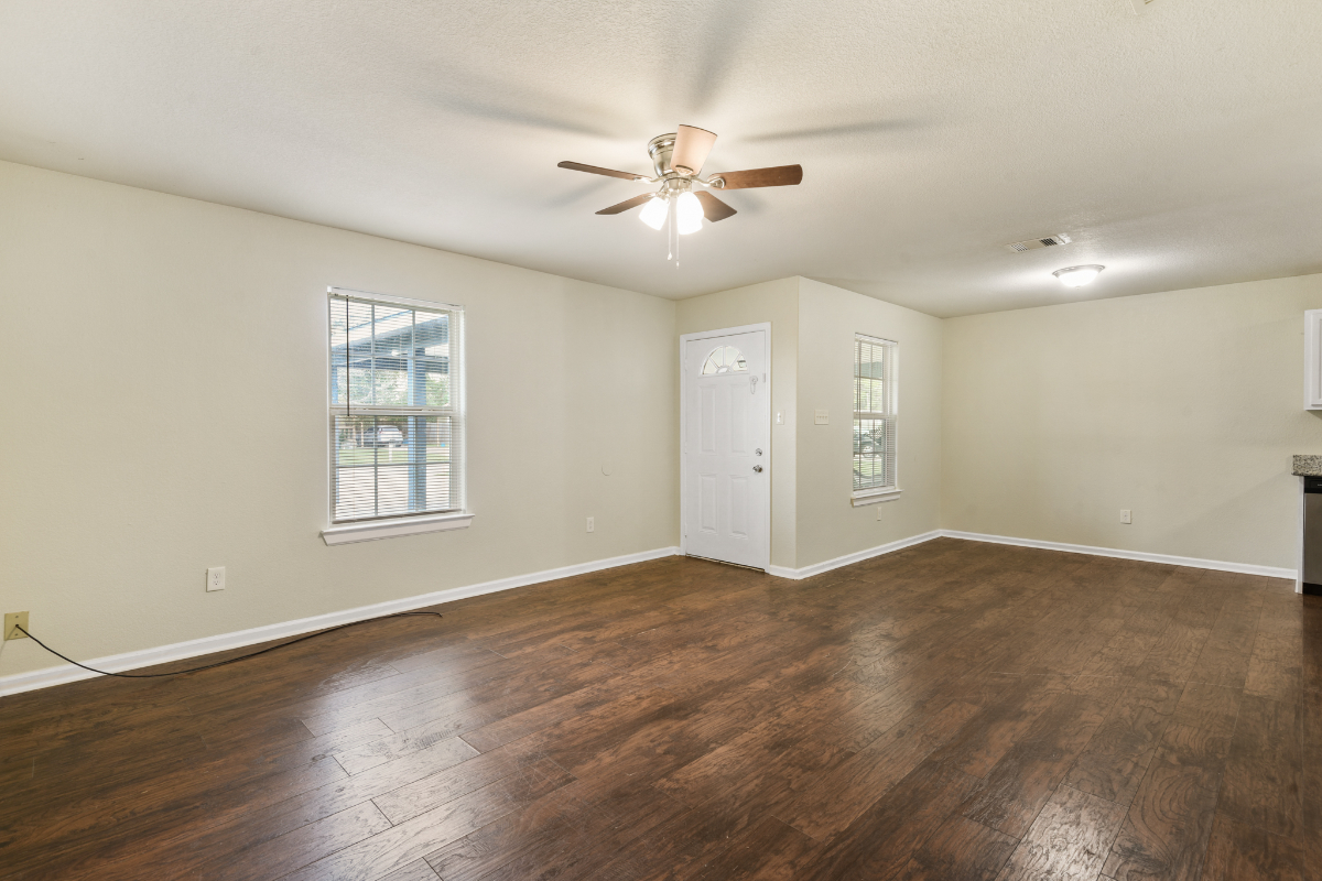 Freshly Renovated Home close to Oil Companies and Hospital on Huge Lot - Photo 8