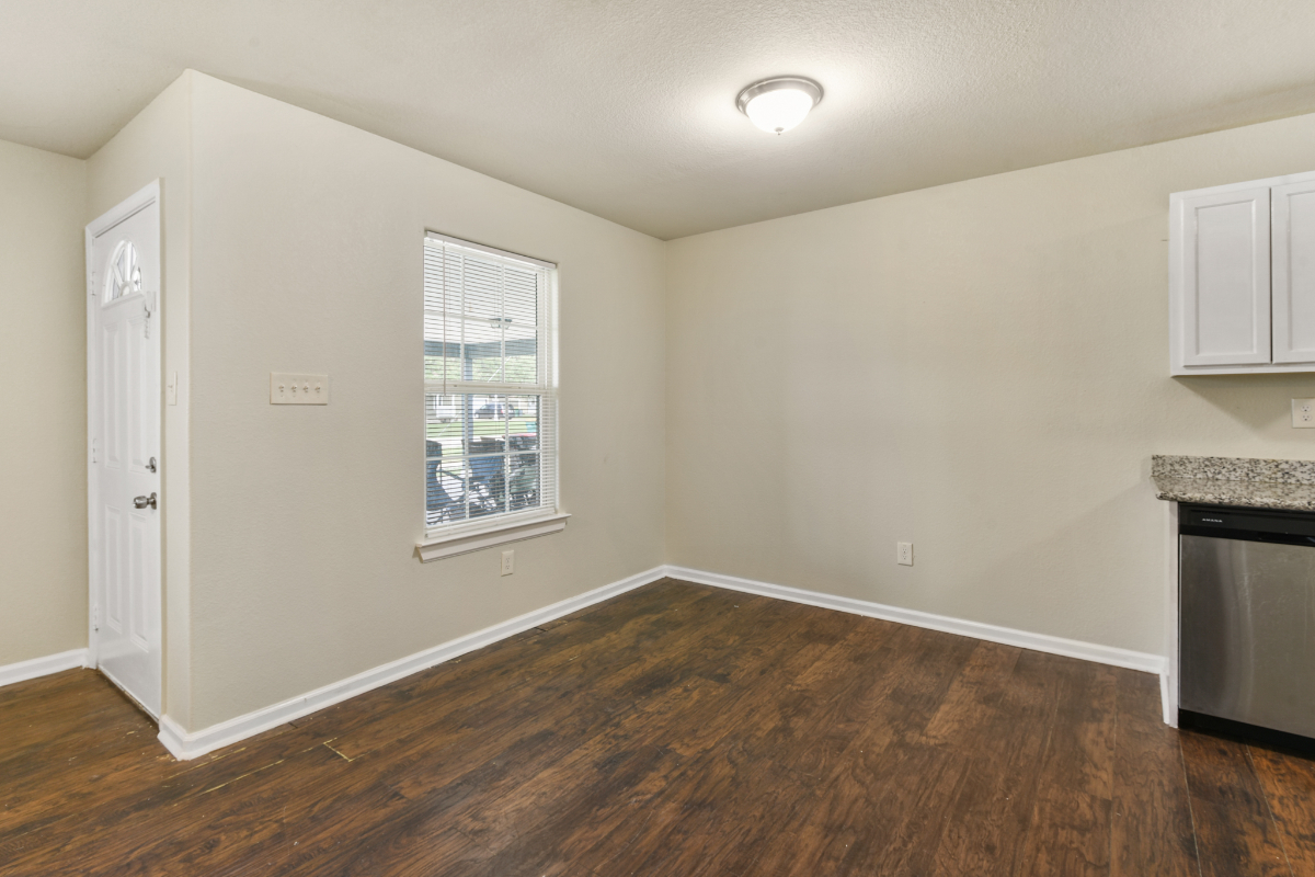 Freshly Renovated Home close to Oil Companies and Hospital on Huge Lot - Photo 9