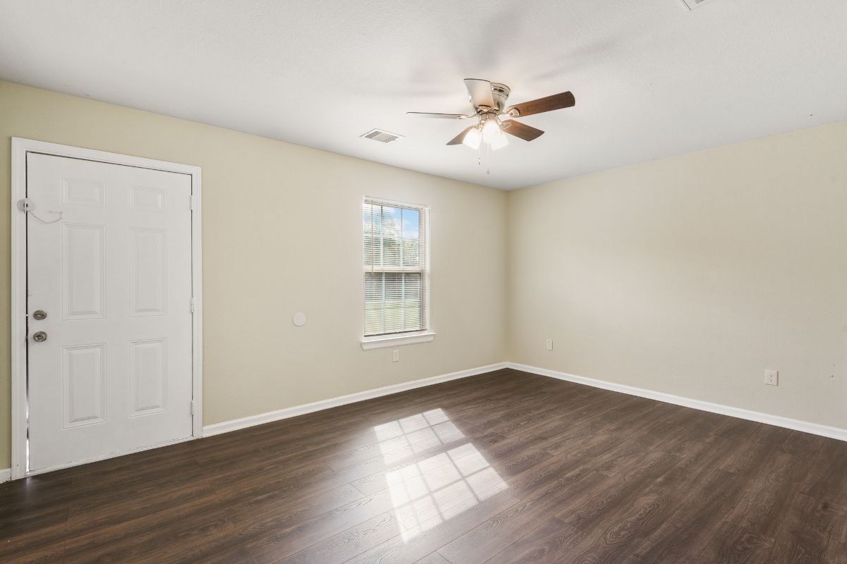 Freshly Renovated Home close to Oil Companies and Hospital on Huge Lot - Photo 11