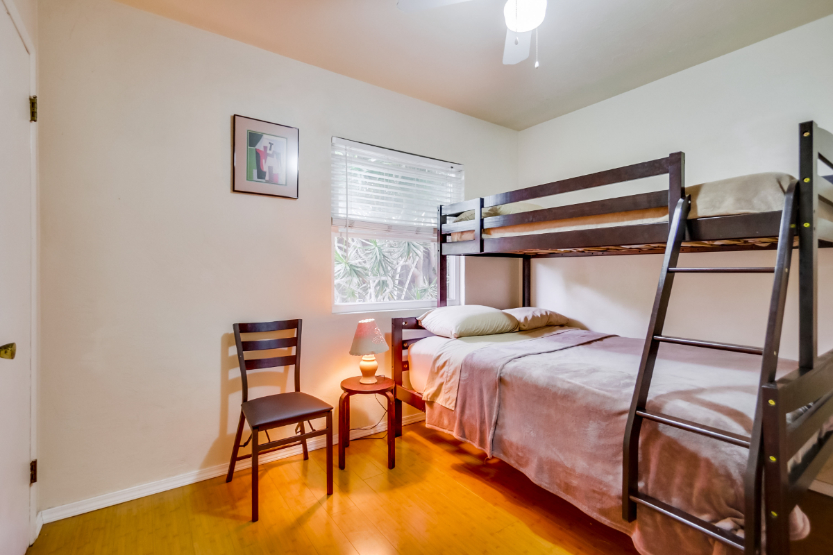3 Block Walk to the Beach - Cozy 2 Bedroom House - Photo 5