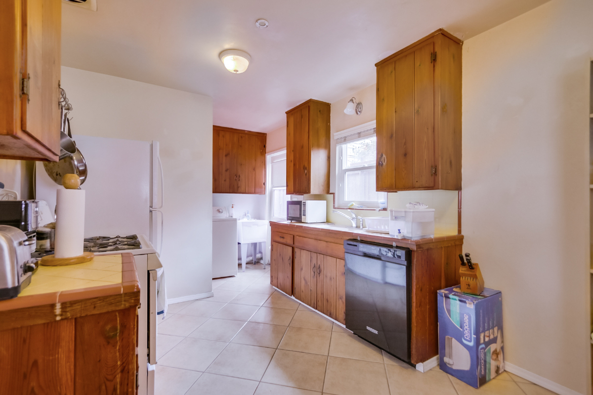 3 Block Walk to the Beach - Cozy 2 Bedroom House - Photo 1