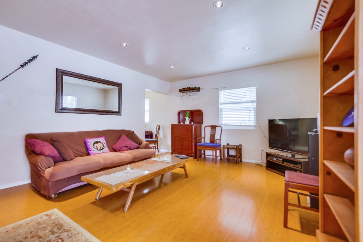 3 Block Walk to the Beach - Cozy 2 Bedroom House - Photo 2