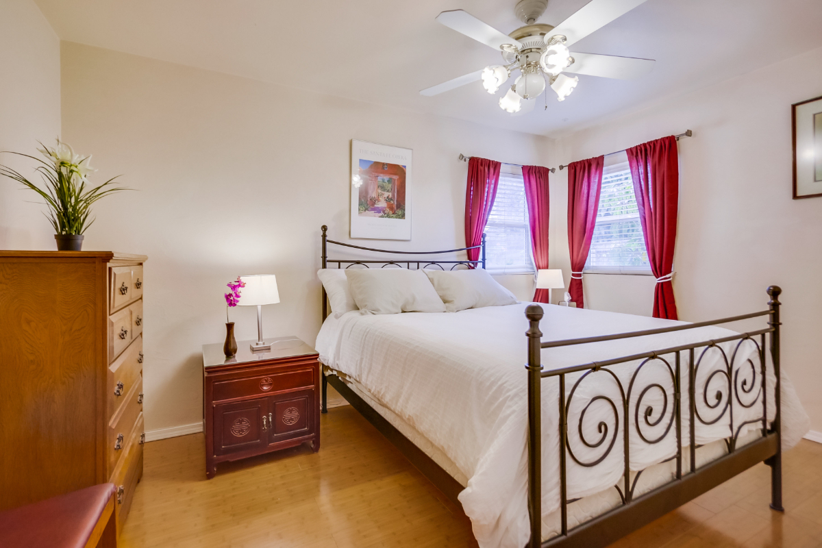 3 Block Walk to the Beach - Cozy 2 Bedroom House - Photo 3