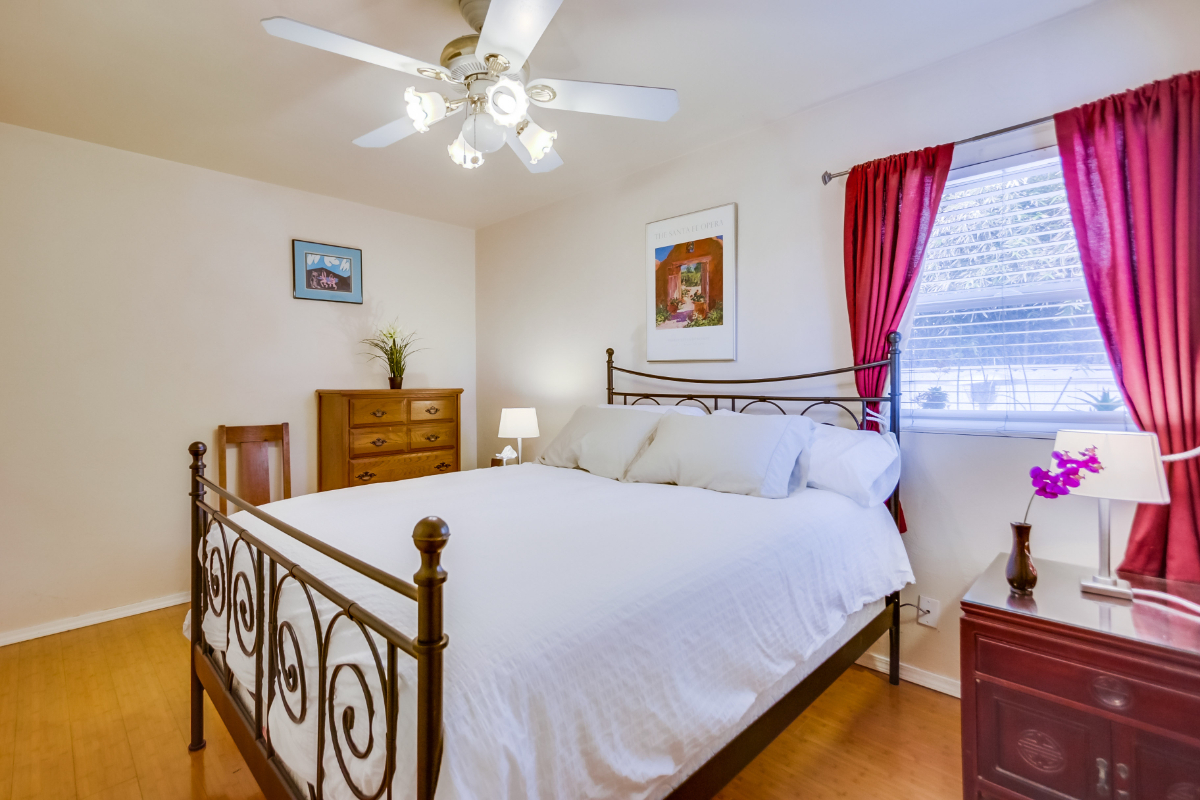 3 Block Walk to the Beach - Cozy 2 Bedroom House - Photo 4